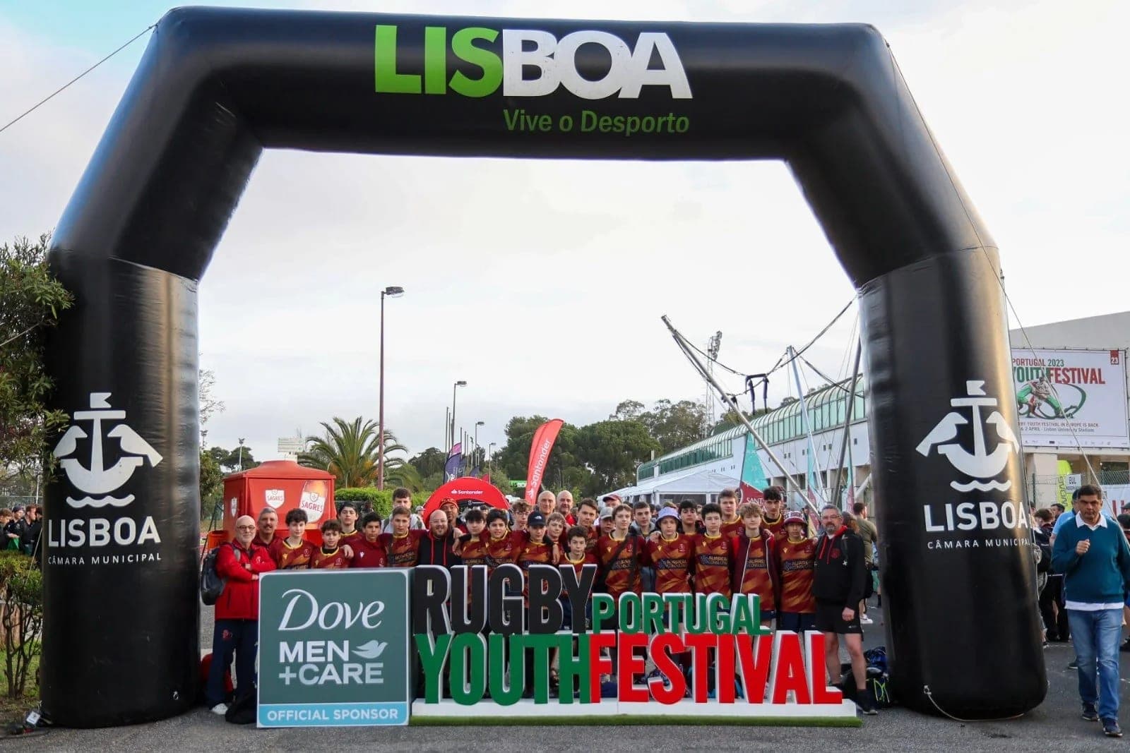 Teams gathered at the Lisboa festival arch